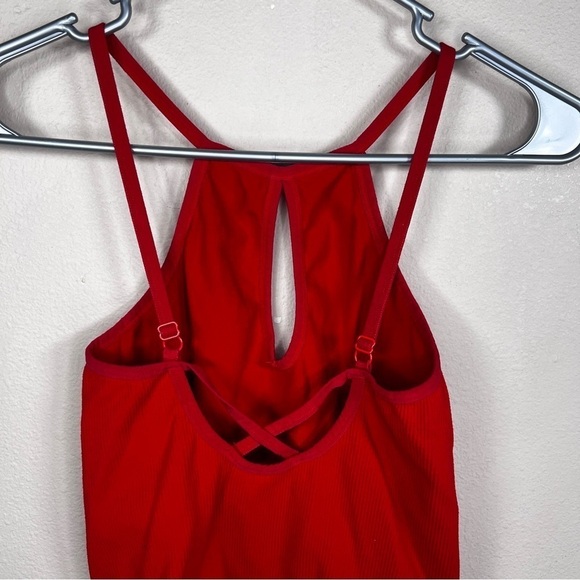 SUZETTE RED RIBBED STRETCH CROP TOP SLEEVELESS FITTED KEYHOLE NECKLINE - Picture 2 of 8